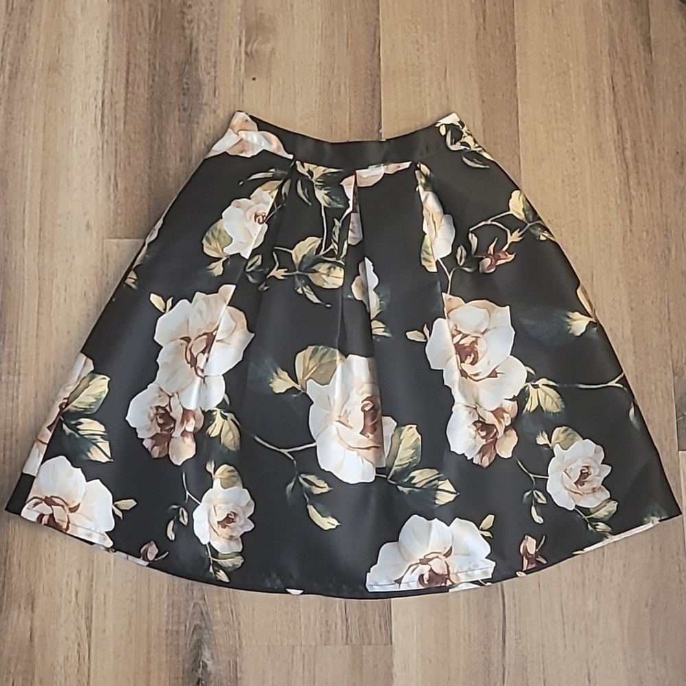 NWT Floral Knee Length Pleated Skirt XS Black Beige